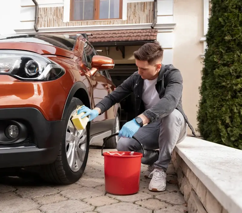 Lavage auto à domicile Rosiers-d'Égletons : professionnel intervenant sur un véhicule